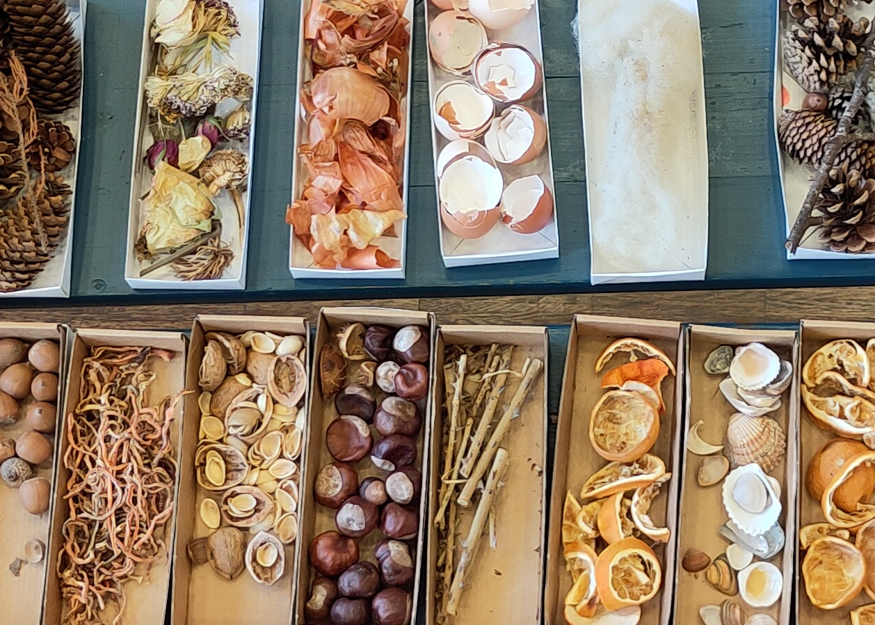 Naturmaterial in Pappschachteln Harmlose Kunst Anna Hielscher