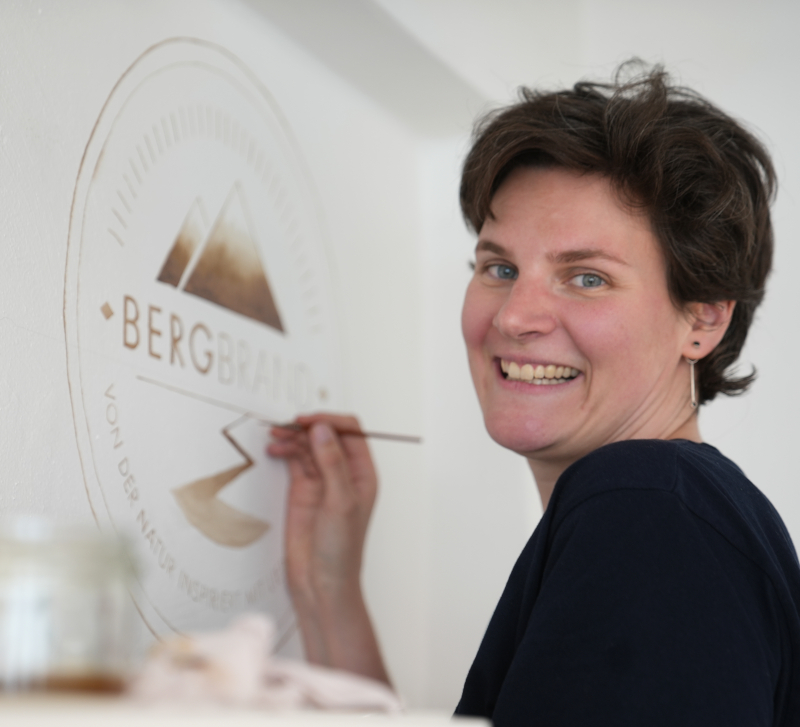 Künstlerin Anna Hielscher malt mit Kaffeefarbe an die Wand Harmlose Kunst