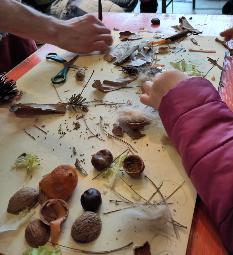 Foto von Händen die mit Naturmaterialien basteln Anna Hielscher Harmlose Kunst