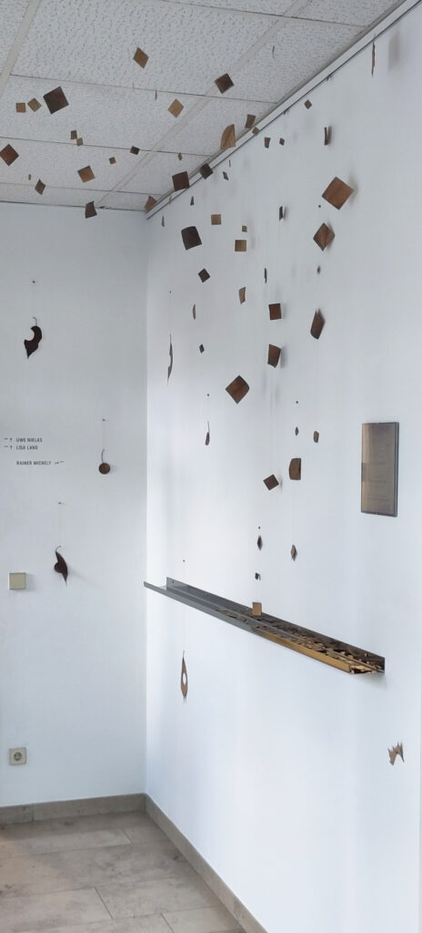 Foto von der Wand im Galeriehaus Defet mit zwei Laub-Kunstwerken Anna Hielscher Harmlose Kunst