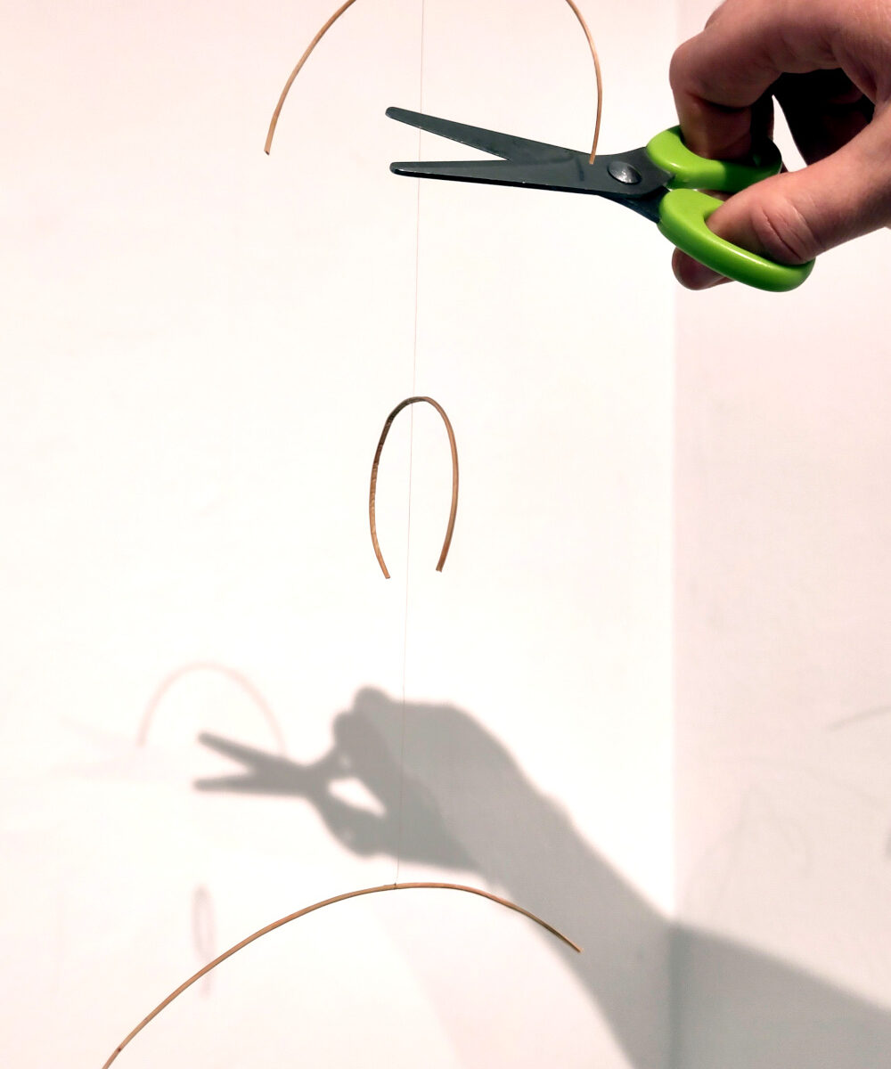 Foto von einer Schere, die gleich ein Harmloses Kunstwerk abschneidet. Harmlose Kunst Anna Hielscher