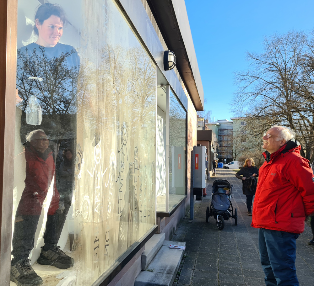 Foto vom Fensterputzen mit Zuschauer Anna Hielscher Harmlose Kunst
