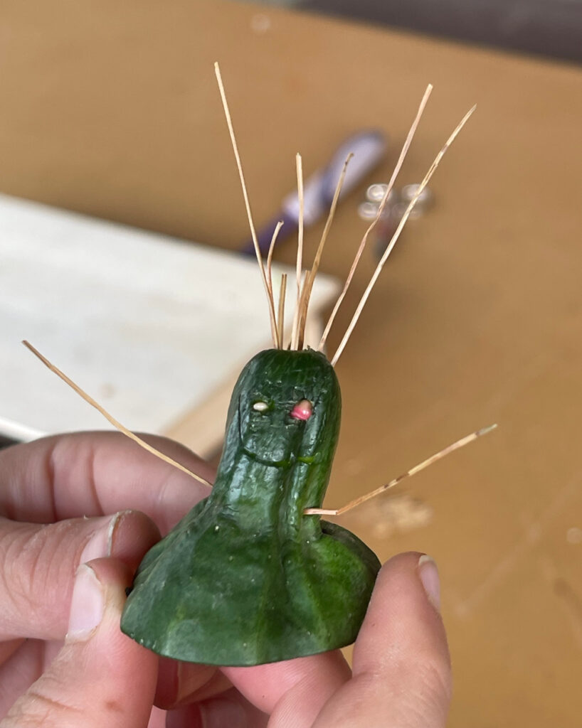 Figur die aus einem Gurken-Ende gestaltet wurde Anna Hielscher Harmlose Kunst