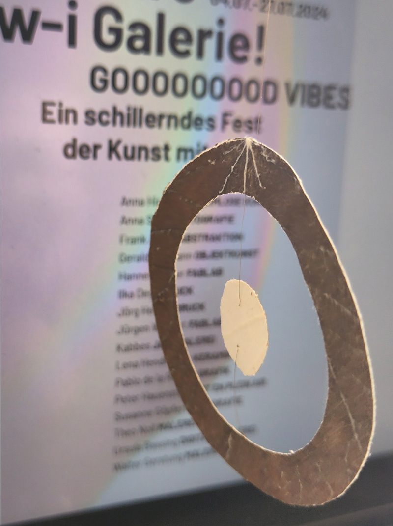 Bild vom Laubobjekt Venus, im Hintergrund Infotext über wi-Galerie. Anna Hielscher harmlose Kunst