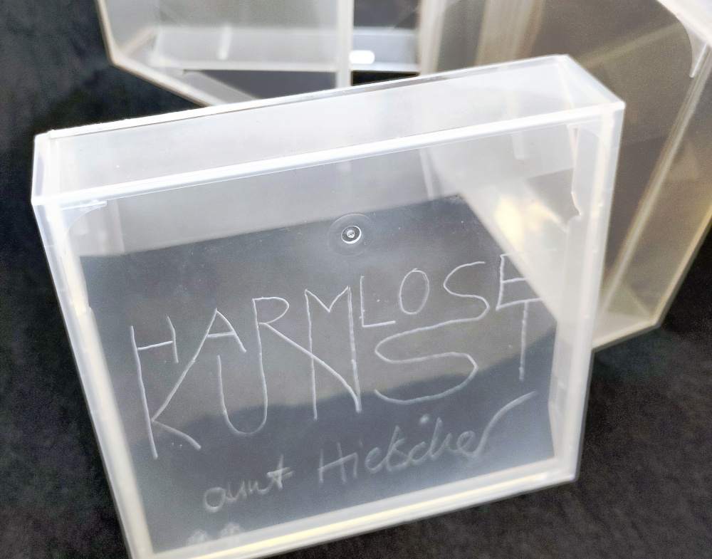 Foto von einer Plastikbox auf die "Harmlose Kunst" eingekratzt ist. Anna Hielscher Harmose Kunst