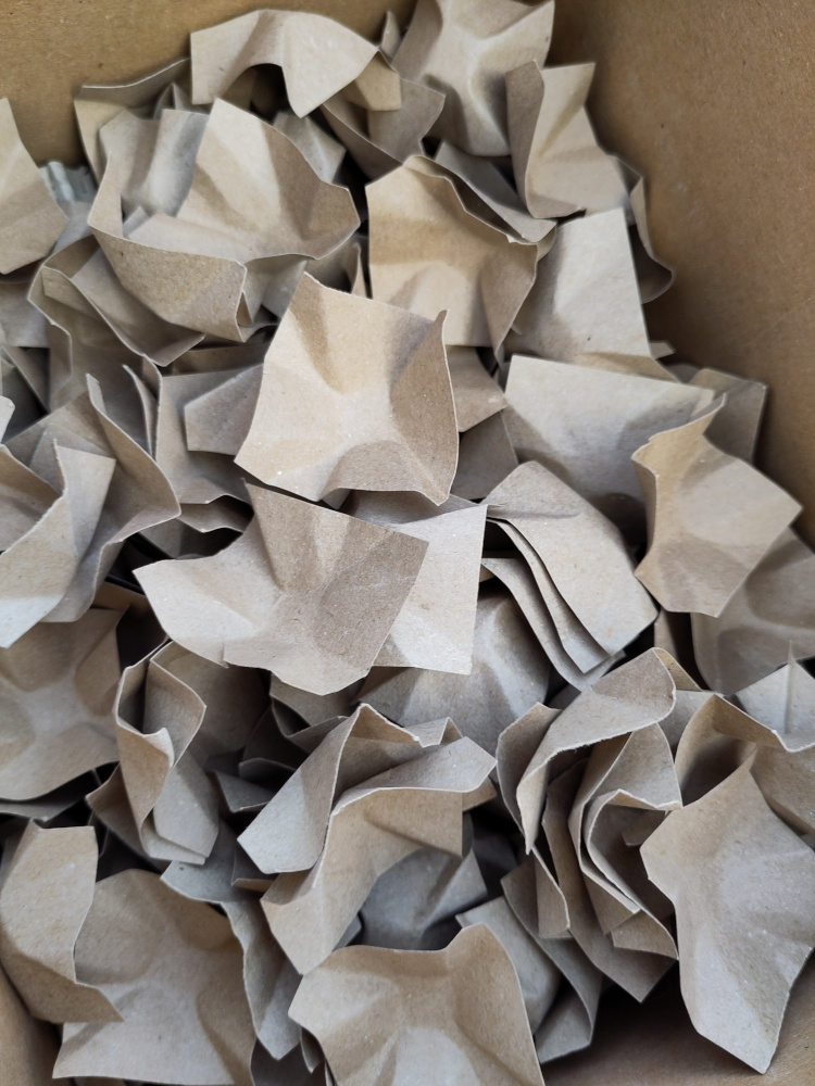Foto von quadratischen Papierstücken, die etwas zerknüllt sind und dadurch aussehen wie kleine Sterne. Anna Hielscher Harmlose Kunst