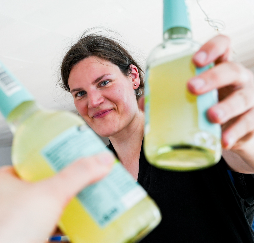 Foto von Anna Hielscher, beim Limo-Anstoßen mit einer anderen Person Anna Hielscher Harmlose Kunst