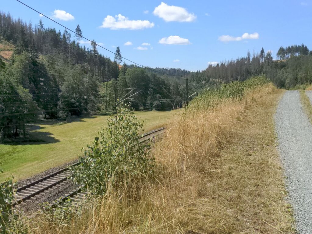 Die Frankenwaldbahn im oberen Haßlachtal; dort gibt es mancherorts nicht einmal eine befestigte Straße. Harmlose Kunst